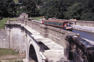 Dundas aqueduct, boating holidays on the Kennet and Avon Canal